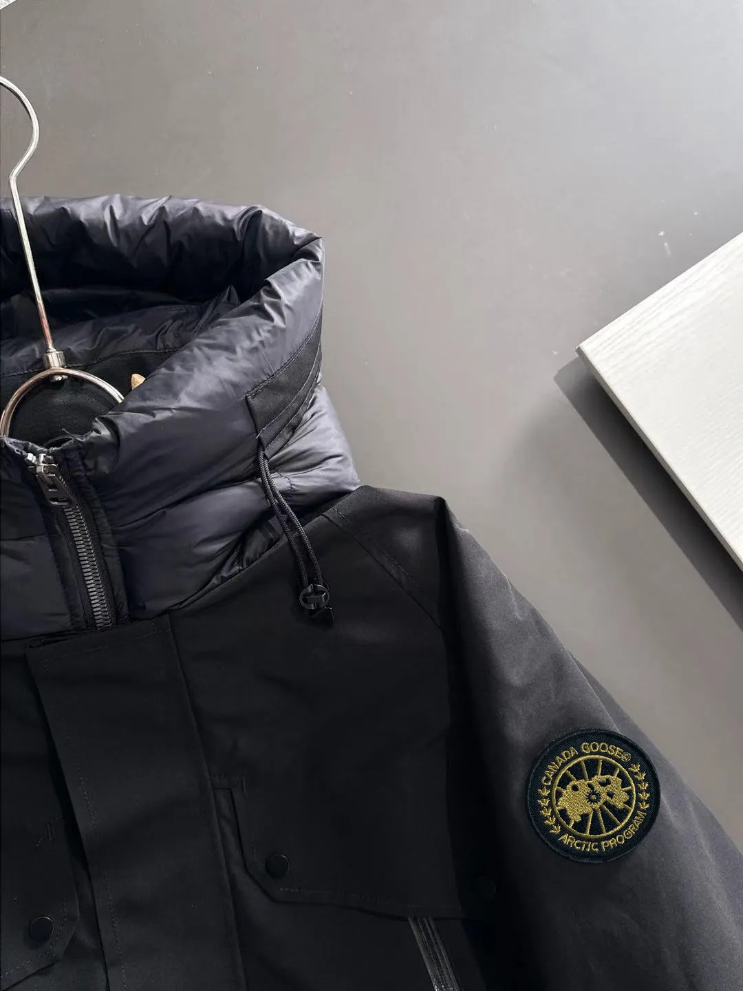 Two-day delivery time P960 Big Goose 🔥🔥 High-end customization 2025 winter official website's latest popular down jacket. Original custom-made hardware accessories for customers, all imported and original customization. Welcome to compare at the counter. Absolutely high quality. Use top-grade 90 white goose down. Super soft. Filled with fluffy and full feathers. Super heavy work. Fabric workmanship is excellent. The version is super perfect. Note⚠The fabric is super comfortable. Exclusive model. High-end quality. A must-have warm and protective artifact in winter. Size: M-3XL